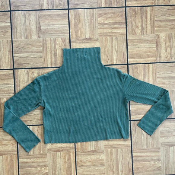 NATIVE YOUTH Cropped Turtleneck - Picture 2 of 3